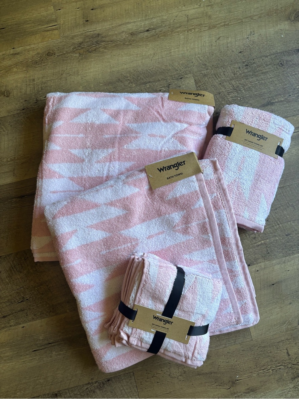 Nwt Wrangler Pink Aztec Bath, Hand and Wash cloth set